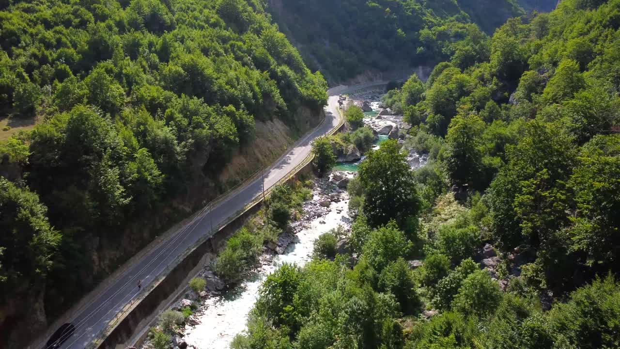 Paesaggio panoramico di strada e fiume
