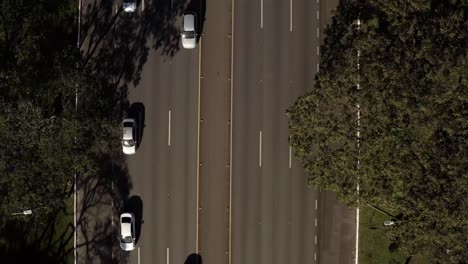 viajeros de la ciudad ocupados que viajan a lo largo de los carriles de la autopista, brasilia, brasil