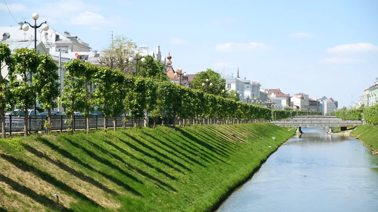 나무 가 있는 운하 쪽 도시 풍경