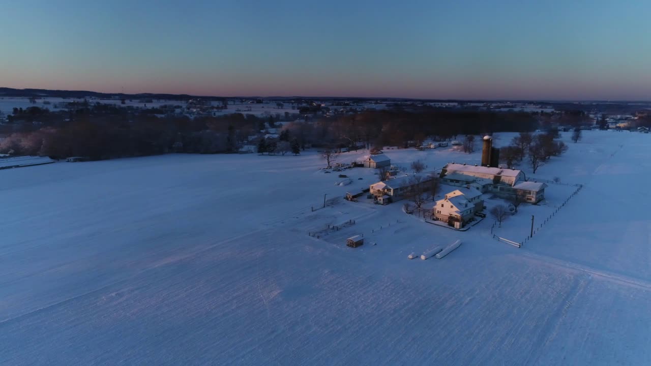 s 무인 항공기에 의해 센으로 아미시 시골에 눈이 내린 후 이른 아침 일출의 공중 보기