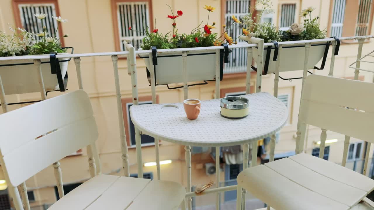 커피 와 재통 을 가진 조용 한 발코니 장면