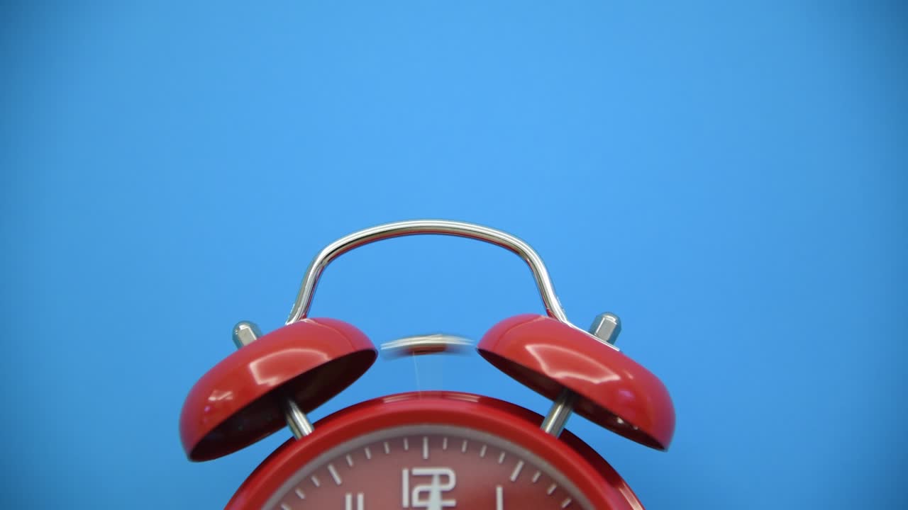 파란색 배경에 빨간색 알람 시계