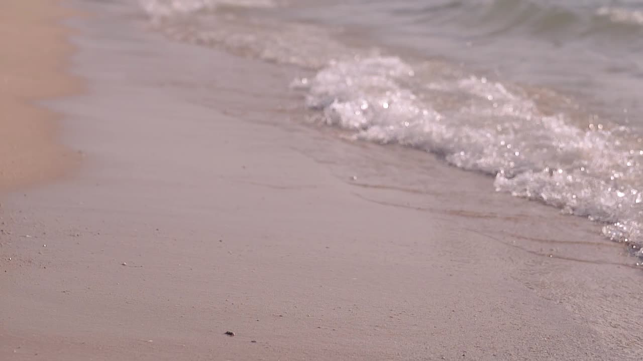 바다의 파도와  ⁇  거품은 비어있는 해안에서 느린 움직임을 실행합니다.