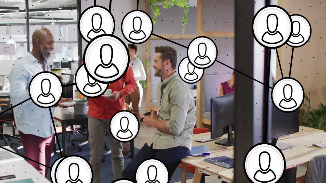 animación de la red de íconos de perfil contra tres hombres diversos discutiendo juntos en la oficina