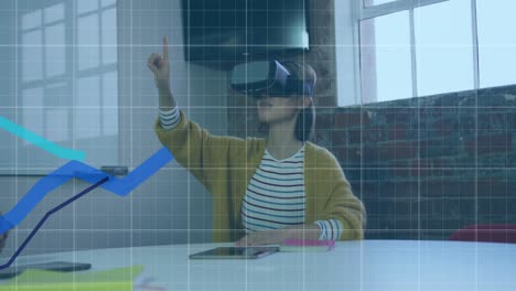 Animation-Von-Diagrammen-über-Einem-Gittermuster-über-Einer-Asiatischen-Frau,-Die-Ein-VR-Headset-Trägt-Und-Im-Büro-Gestikuliert