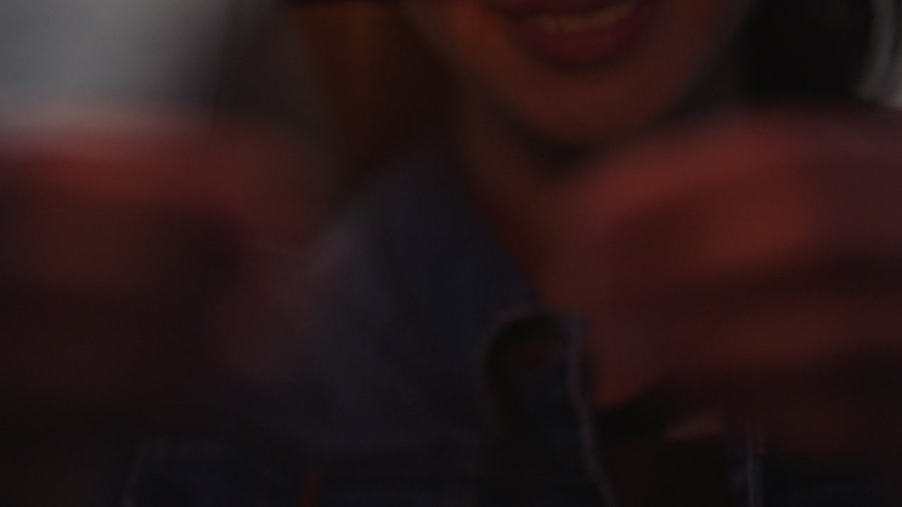 cerrar bengalas feliz mujer asiática celebrando la víspera de año nuevo sonriendo disfrutando de la celebración del día de la independencia en la playa al atardecer