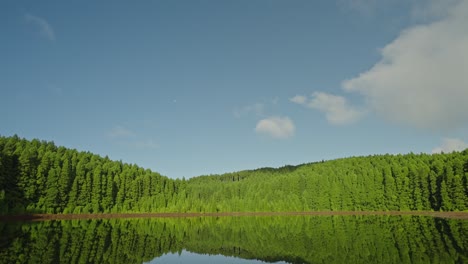 View-of-Pristine-Lagoa-do-Canário's-Lush-Green-Beauty,-Azores