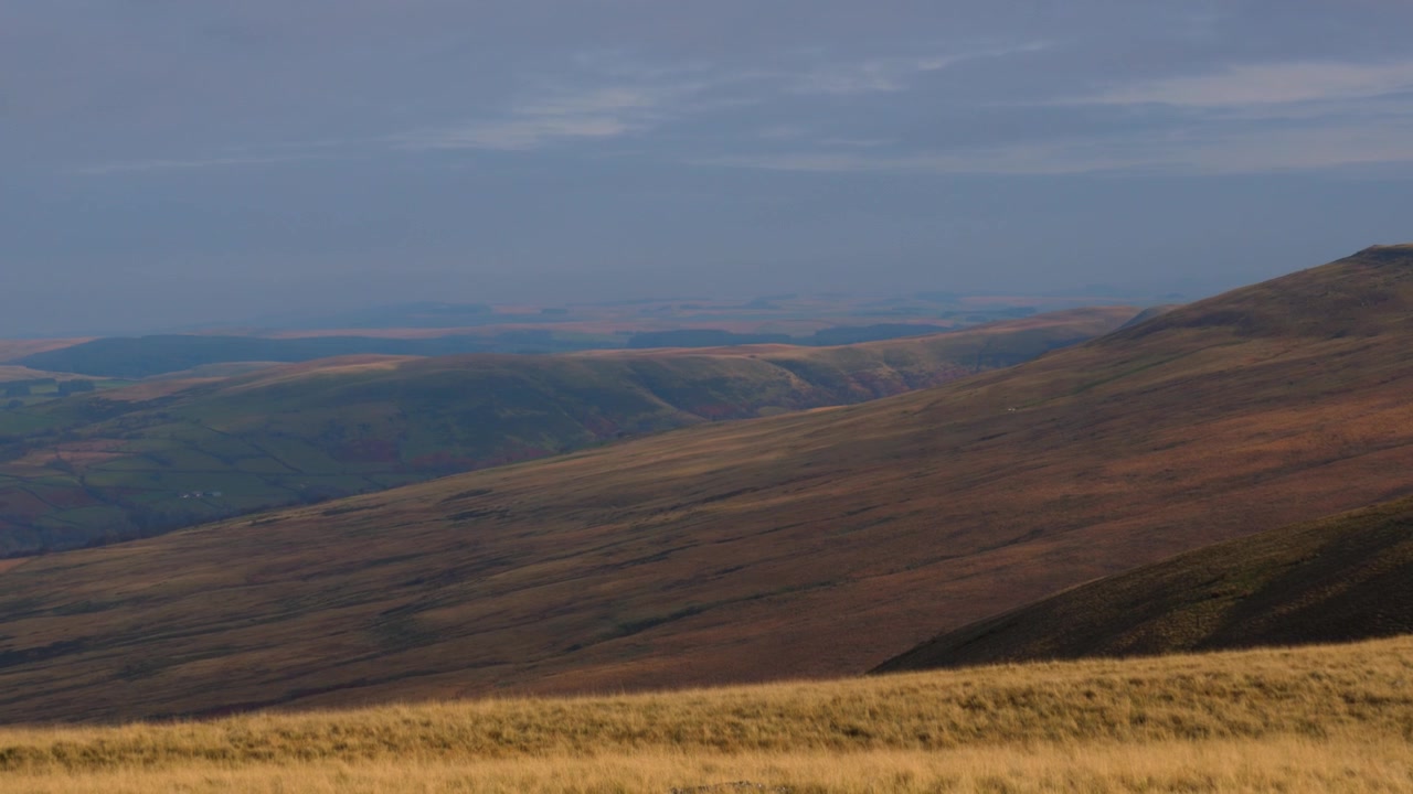 Splendida vista di paesaggio montano aspro dei Brecon Beacons Bannau Brycheiniog in Galles, Regno Unito. Inquadratura panoramica introduttiva della natura per video di viaggio ed escursioni 4K