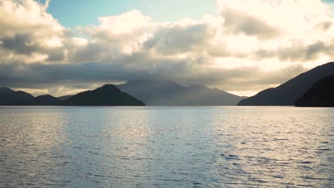 cámara lenta: hermosa vista desde el barco del océano, colinas y nubes en los sonidos de marlborough, nueva zelanda