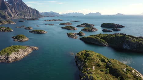 henningsvaer lofoten es un archipiélago en el condado de nordland, noruega.