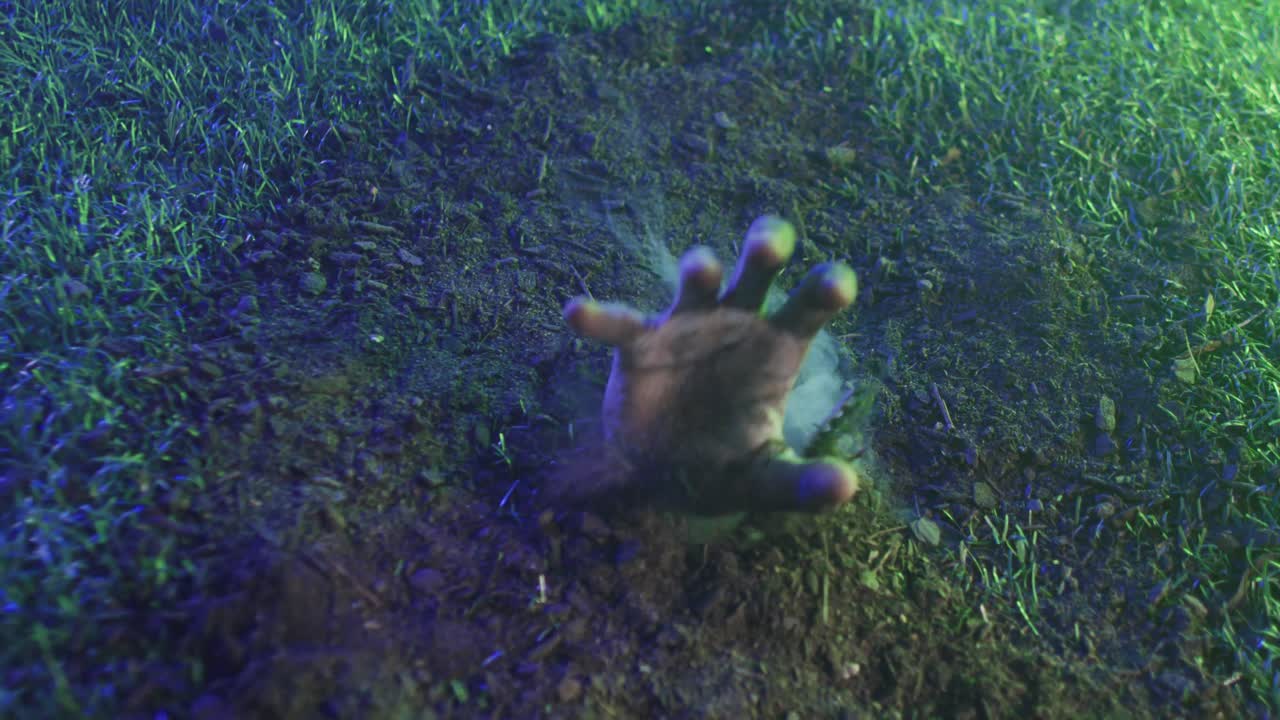 검은 바탕에 연기가 있는 잔디에서 손을 들어 올리는 비디오