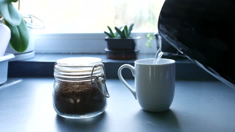 Verter-Agua-Caliente-De-La-Tetera-A-La-Taza-De-Café