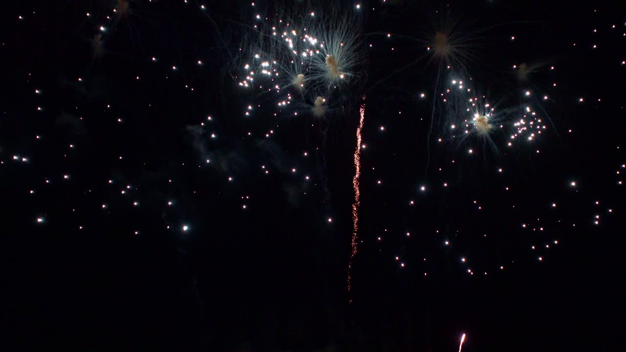 Bellissimo spettacolo pirotecnico colorato di notte per una celebrazione durante un festival.