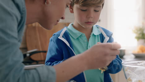 niño ayudando a su madre a hornear en la cocina mezclando ingredientes horneando galletas preparando receta en casa con su madre enseñando a su hijo el fin de semana
