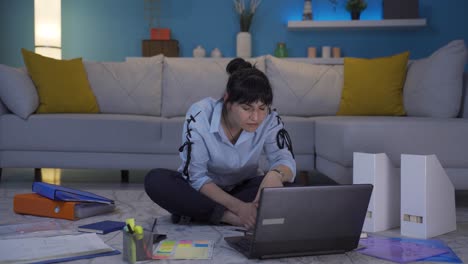 una mujer que trabaja en una oficina en casa tiene problemas de discapacidad visual.