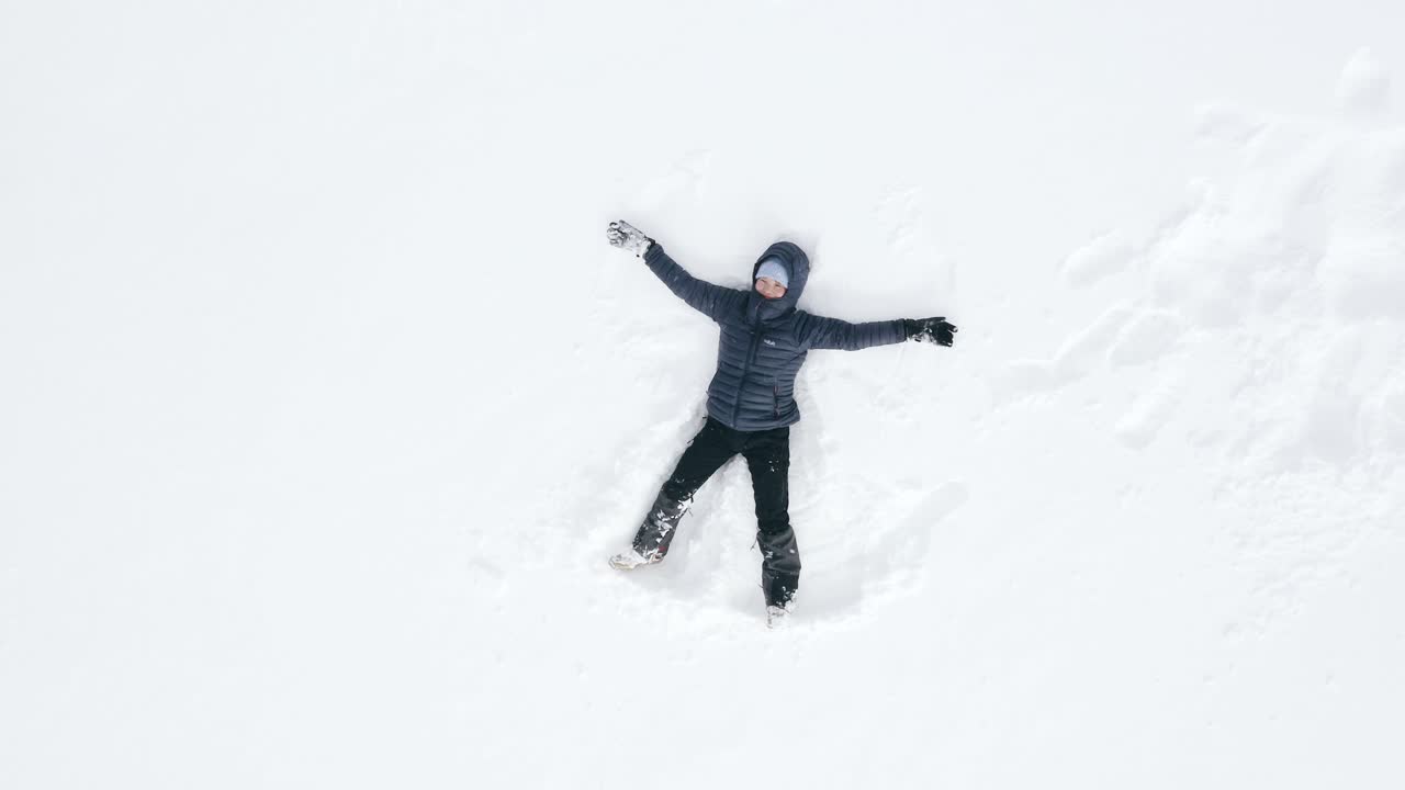 antena - persona haciendo un ángel de nieve en la estación de esquí de kolasin, montenegro, tiro ascendente