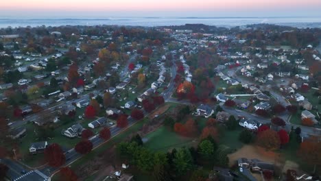 suburbio americano al amanecer con árboles de otoño