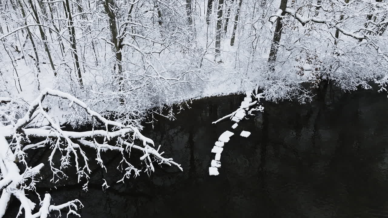Riprese con drone che planano con grazia sulle sponde ghiacciate della valle innevata del fiume Huron
