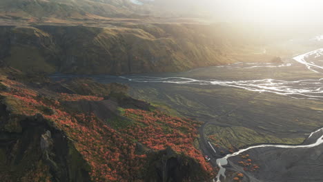 Hermosa-Puesta-De-Sol-Ilumina-El-Valle-Del-Río-Thorsmork,-Islandia