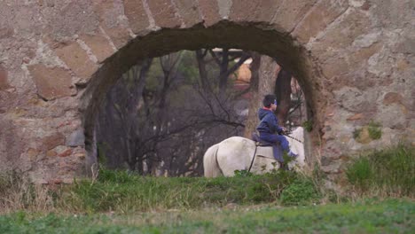 criança andando a cavalo