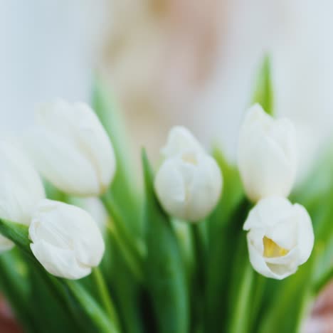 Braut-Arrangiert-Blumen-Am-Hochzeitstag