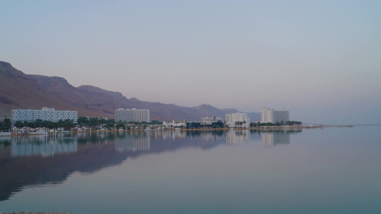 Splendidi riflessi sull'acqua al tramonto di hotel sul Mar Morto - Israele.
