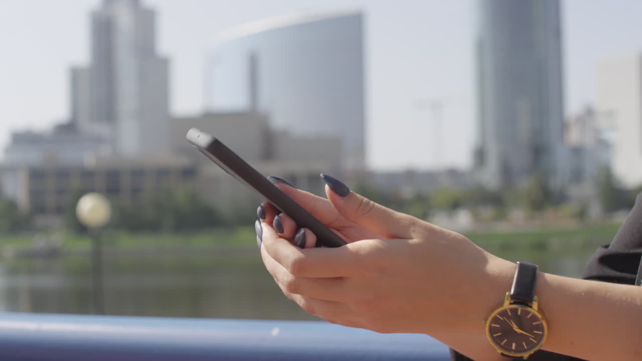 야외에서 스마트폰을 사용하는 여성