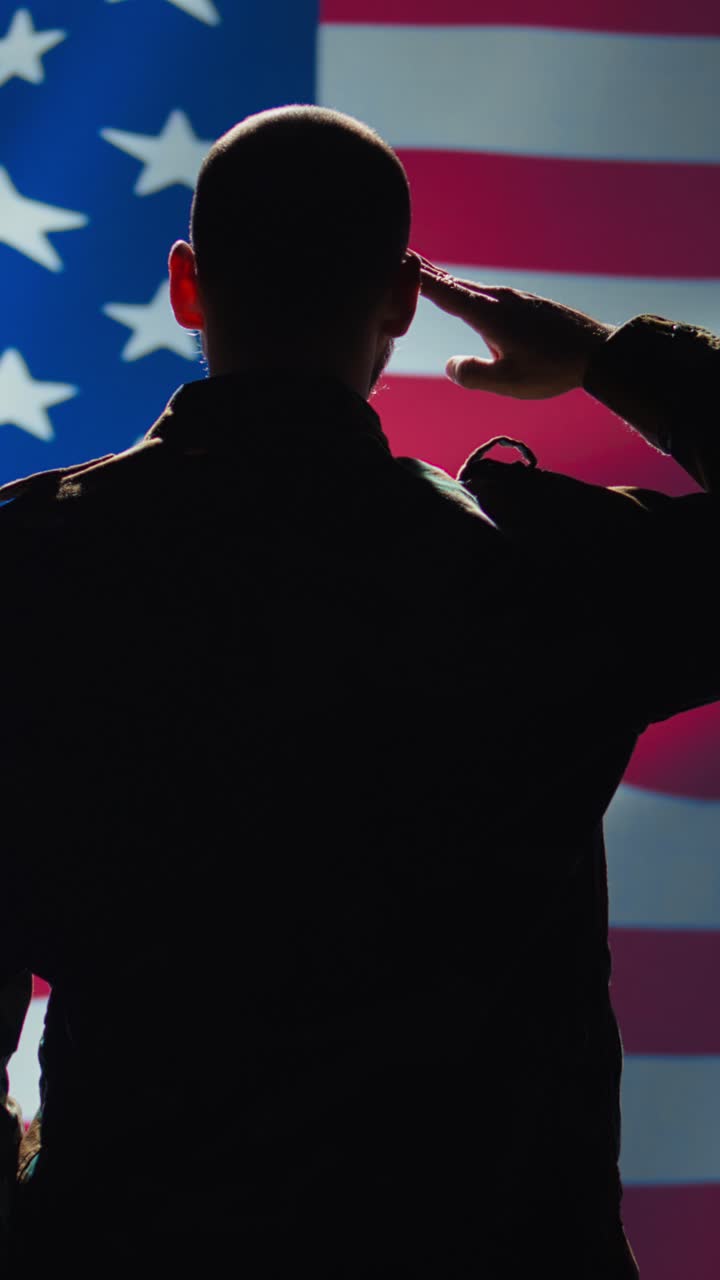 Vídeo vertical: Soldado servindo nas Forças Armadas dos Estados Unidos, fazendo gestos patrióticos.