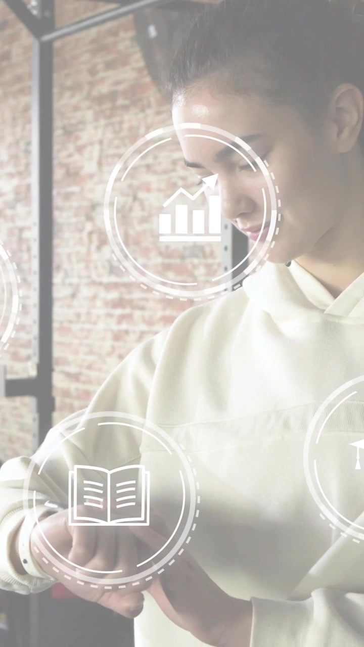Video verticale: Donna che tocca lo smartwatch, mostrando icone di grafici HUD sul busto per il monitoraggio del fitness.
