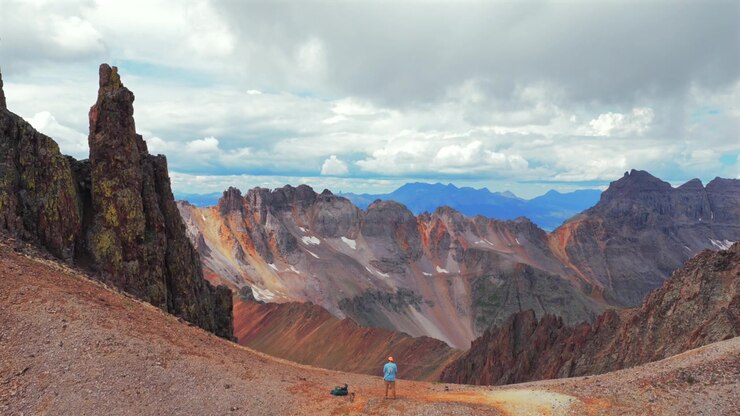 Monte Sneffels, vetta 14er, Area selvaggia, Yankee Boy Basin, sentiero Blue Lakes, Montagne Rocciose del Colorado, escursionista mattutino, che si gode il panorama, sella, Ridgway, Telluride, Ouray, Catena montuosa di San Juan, Montagne Rocciose, avanti.