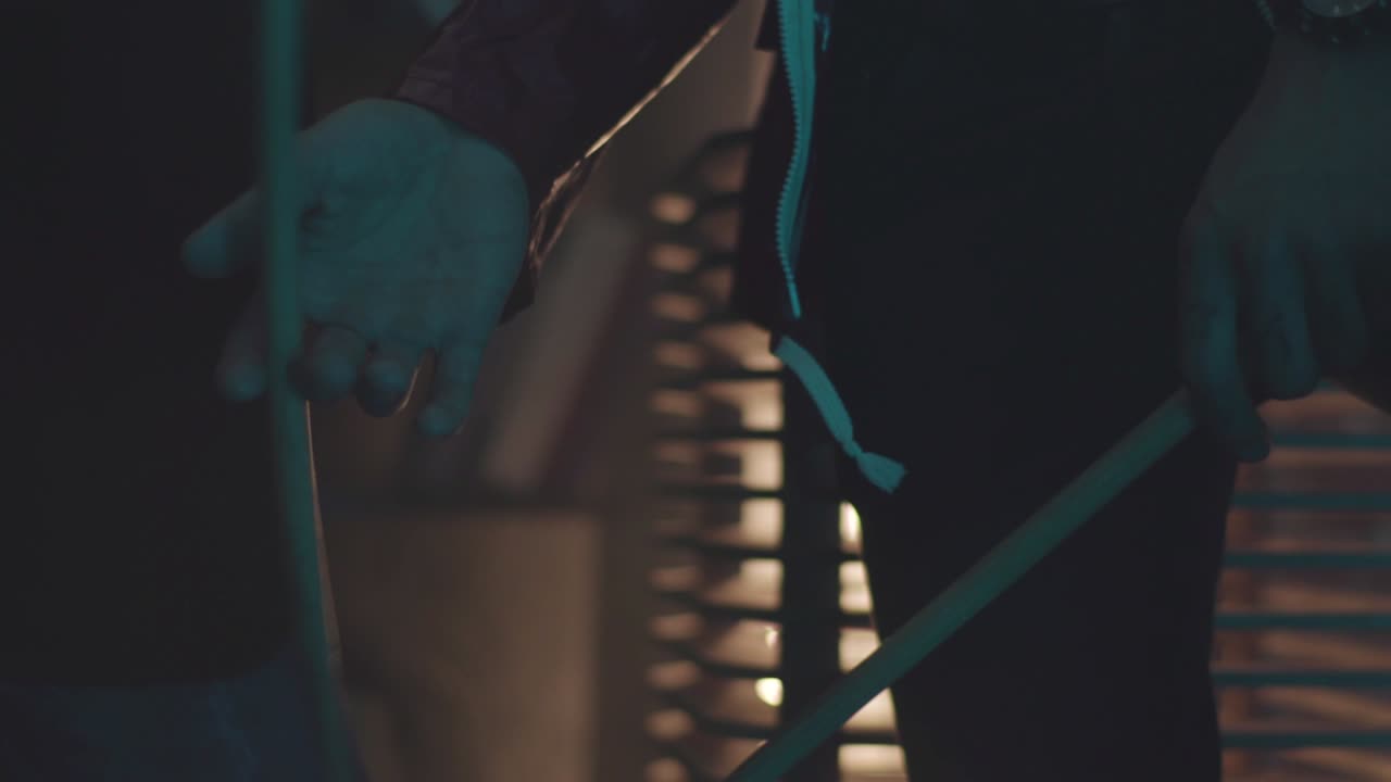 dos músicos tocando la batería en un club oscuro