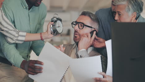 hombre de negocios, llamada telefónica y abrumado