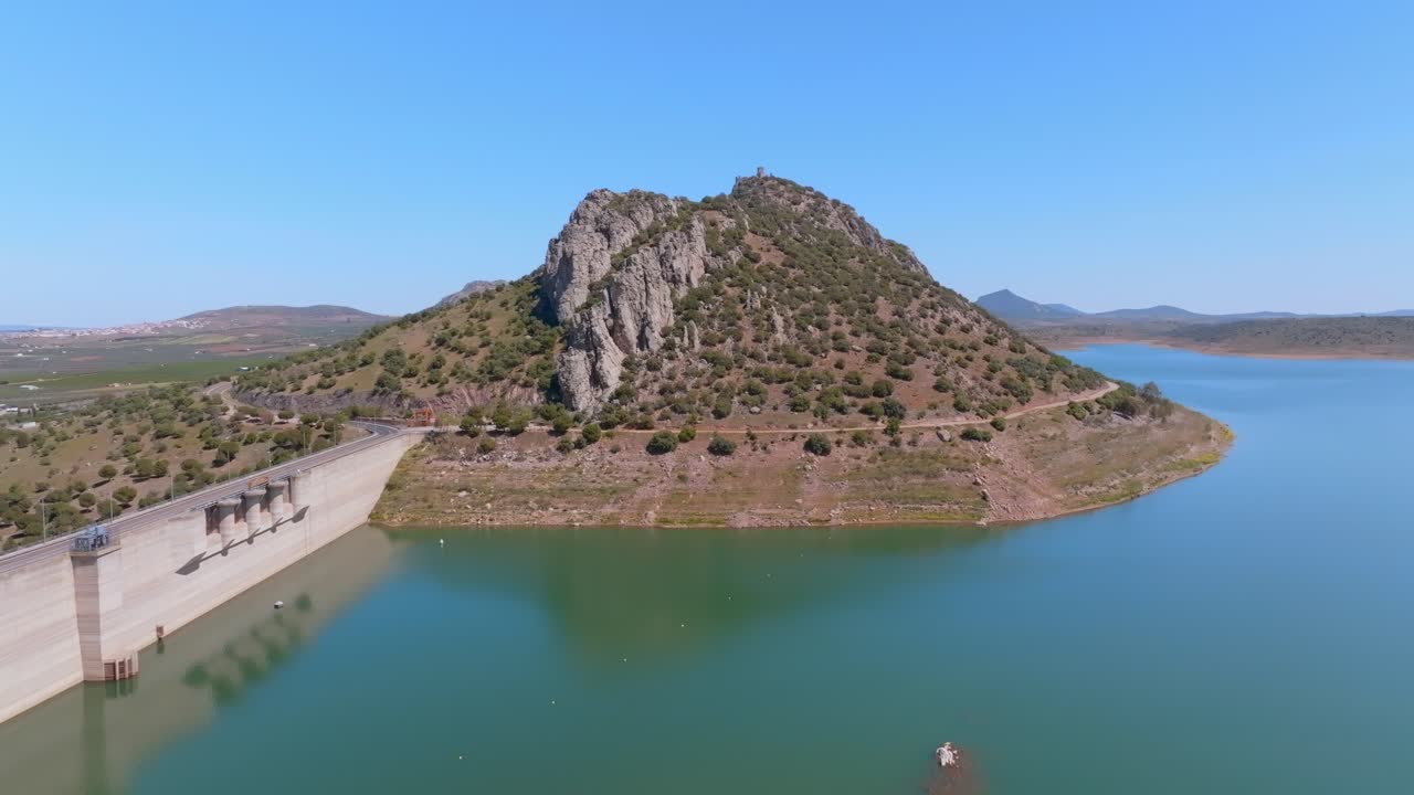 Circling around Culebra Hill and the enormous concrete wall of Alange Dam