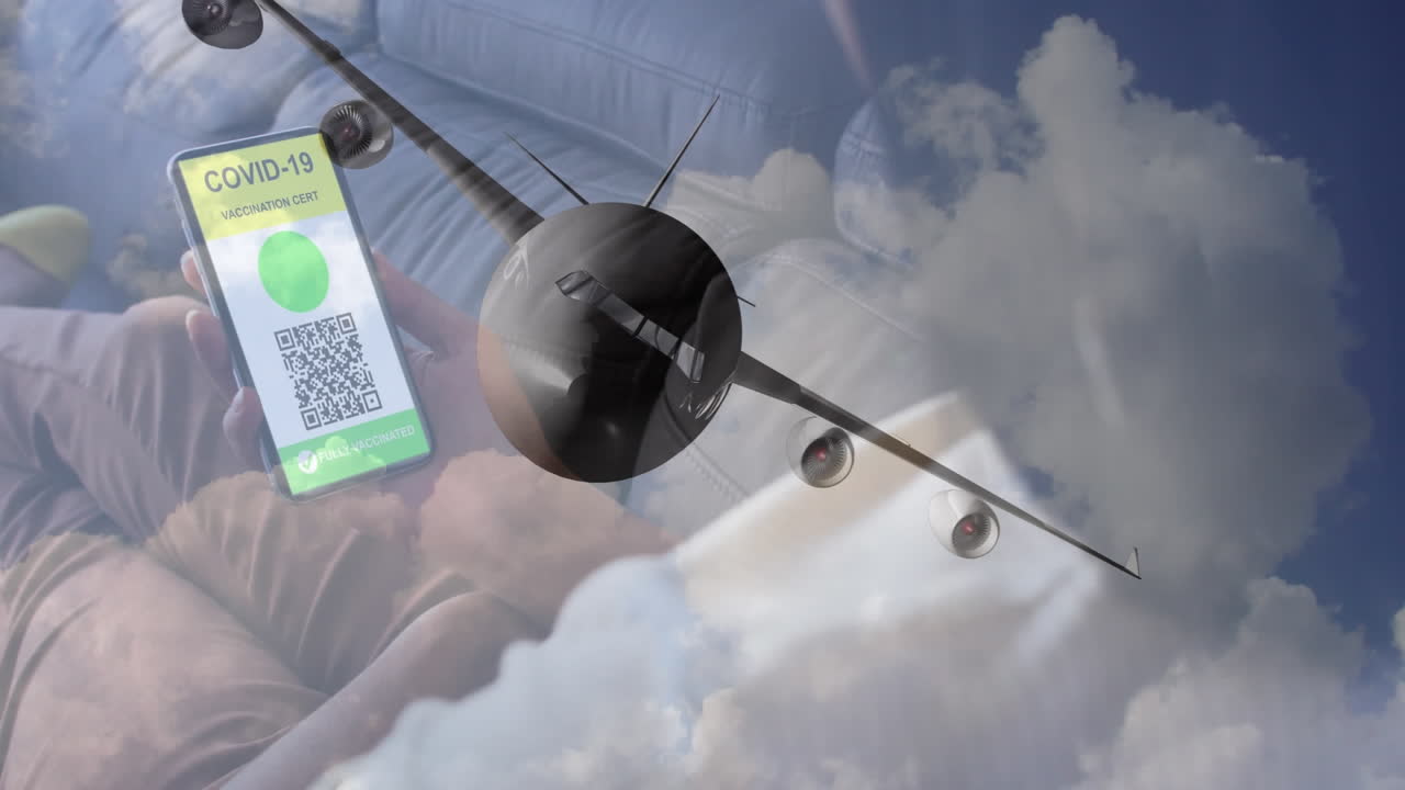 mujer sosteniendo un teléfono inteligente con código qr en la pantalla contra el avión volando en el cielo