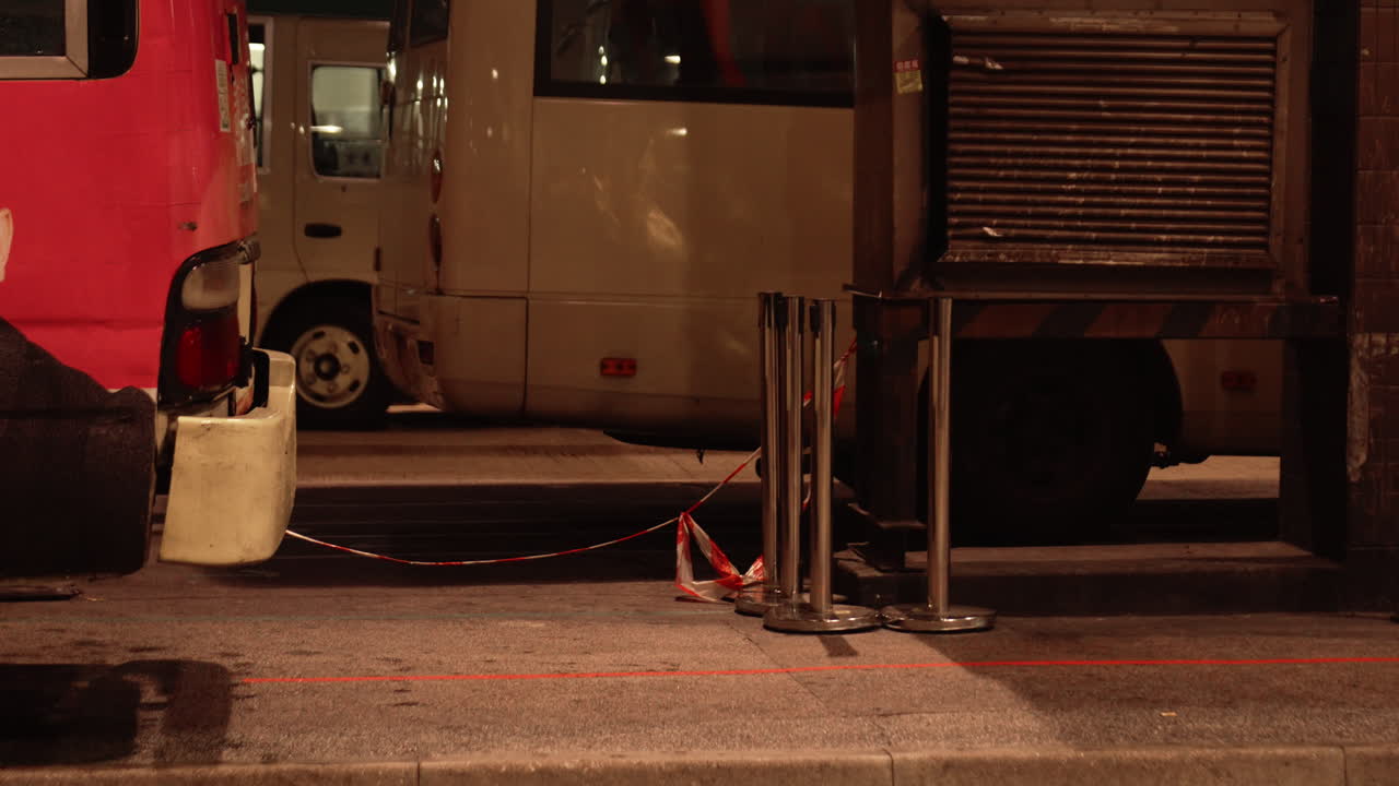 estacionamiento de autobuses en una calle lateral en hong kong