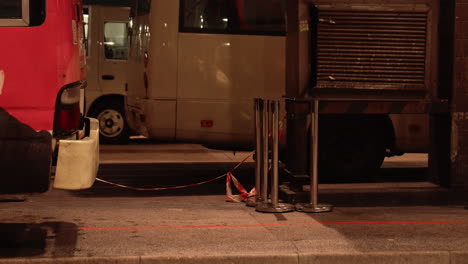 Estacionamiento-De-Autobuses-En-Una-Calle-Lateral-En-Hong-Kong