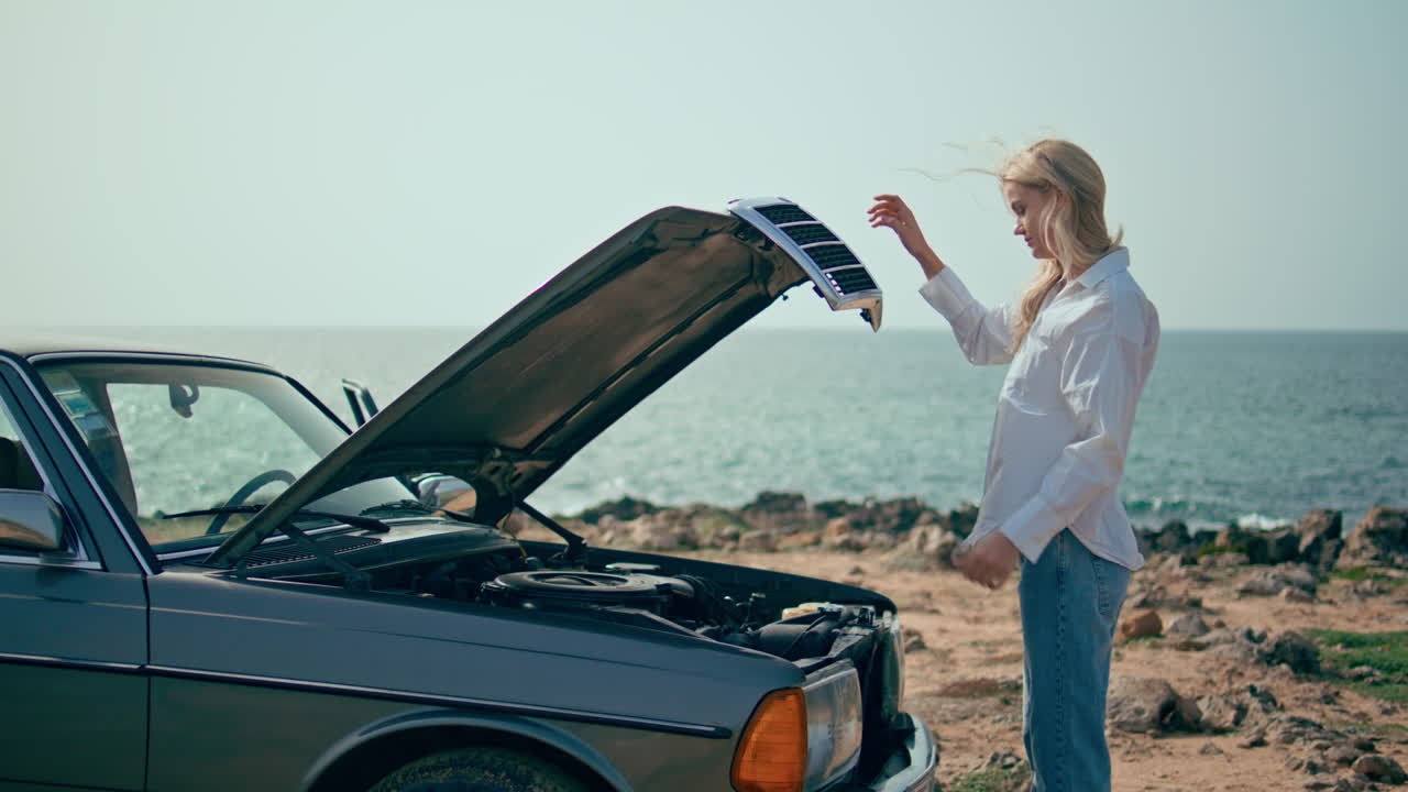 바가에서 혼란스러운 느낌으로 차 후드를 닫는 여자. 깨지는 소녀를 찾는 여자