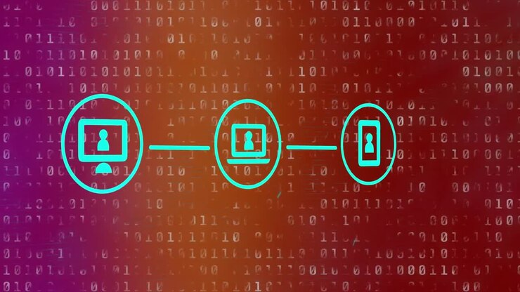 Анимация компьютера, ноутбука и подключения смартфона с двоичным кодом на заднем плане