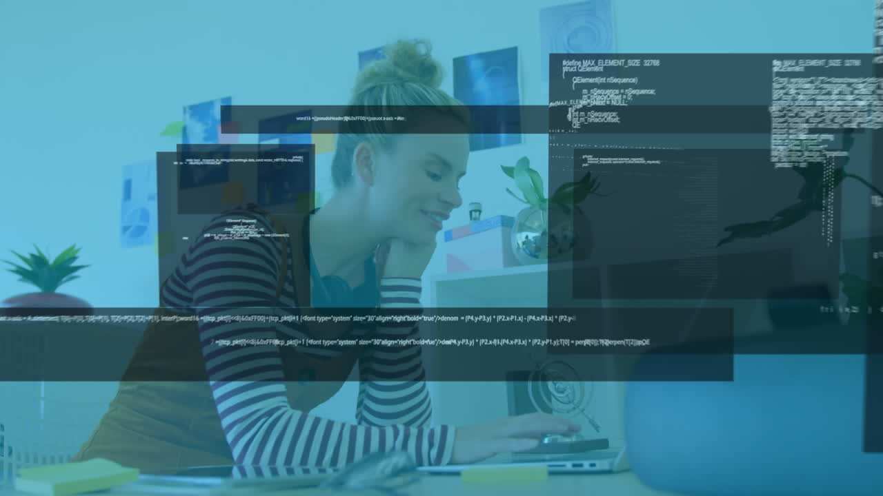 animación del procesamiento de datos sobre una mujer de negocios que usa una computadora portátil