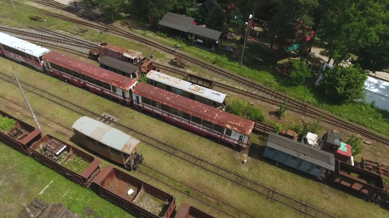 toma aérea de trenes oxidados antiguos