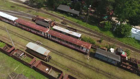 Toma-Aérea-De-Trenes-Oxidados-Antiguos