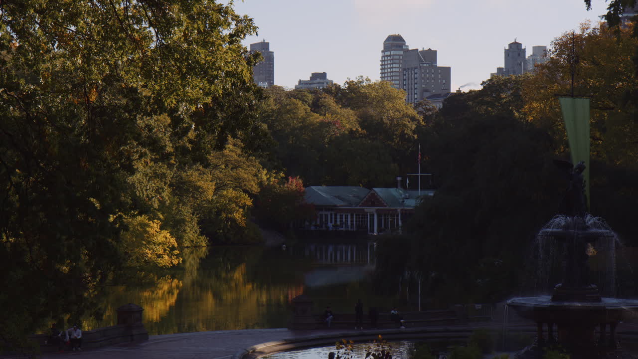 화창한 아침에 베데스다 테라스 분수 중앙 공원 뉴욕 맨해튼에 있는 물의 천사 조각상, 호숫가 전망 및 도시 자연 환경