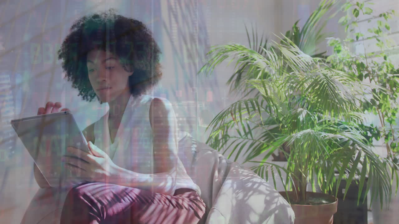 animación de la junta comercial y el edificio sobre mujer de negocios afroamericana usando tableta digital