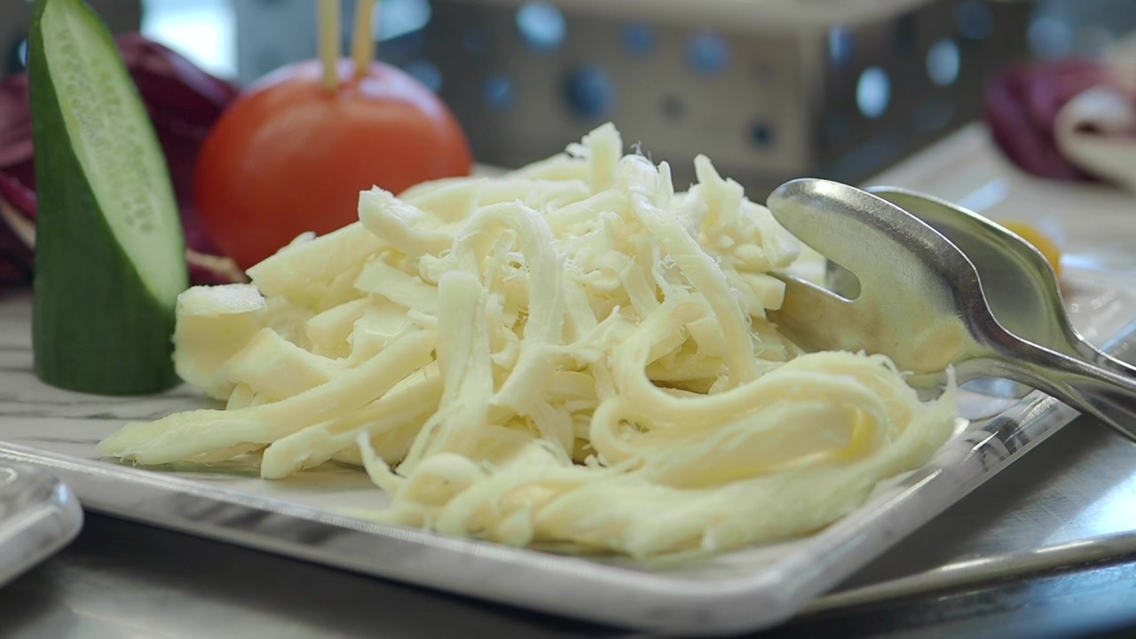 String Cheese Served on a Platter with Fresh Vegetables