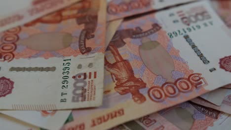 un paquete de papel moneda 5000 billetes rusos se encuentra en una plataforma giratoria en el sentido de las agujas del reloj