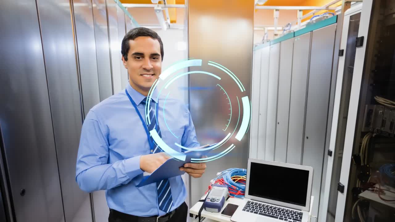 animación de escaneo de alcance sobre hombre biracial en la sala de servidores