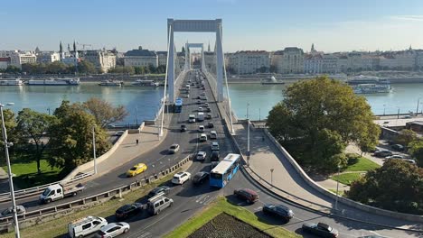 Zeitraffer-Des-Verkehrs-Auf-Der-Elisabethbrücke-über-Die-Donau