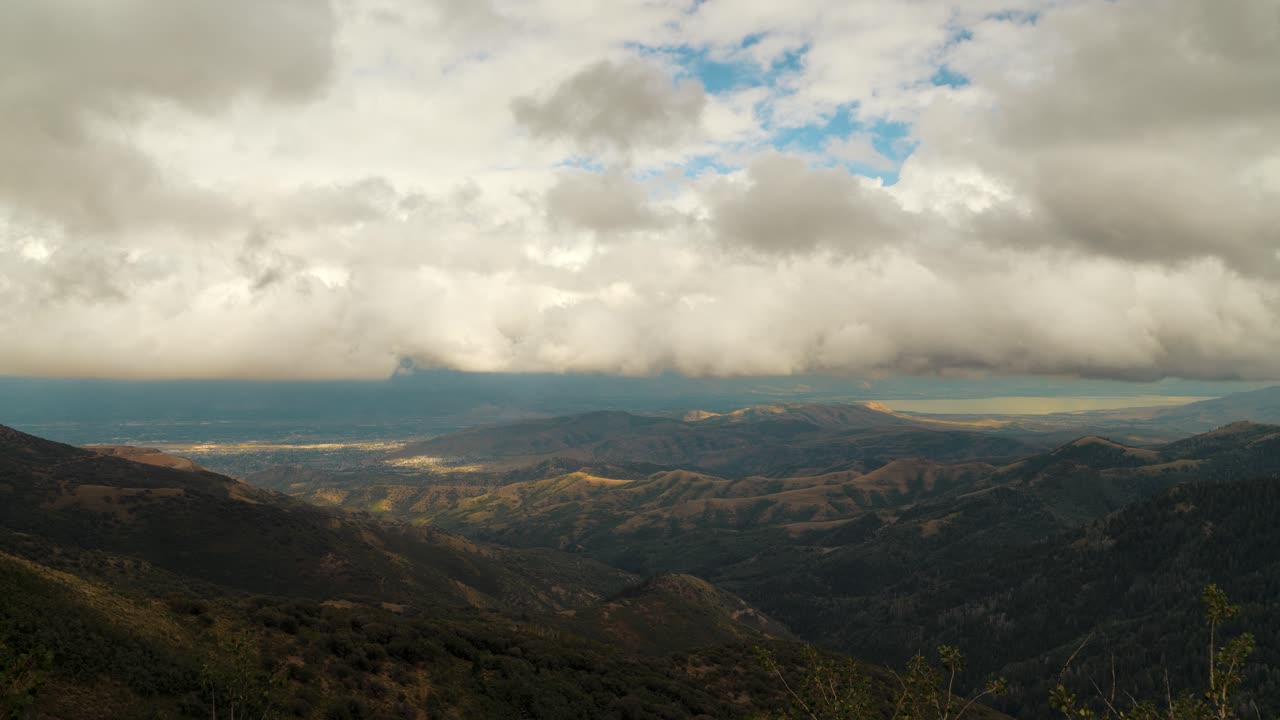 vista desde la cima de las montañas oquirrh en el cañón de butterfield en el valle de utah y el lago de utah - dramático lapso de tiempo del paisaje de nubes