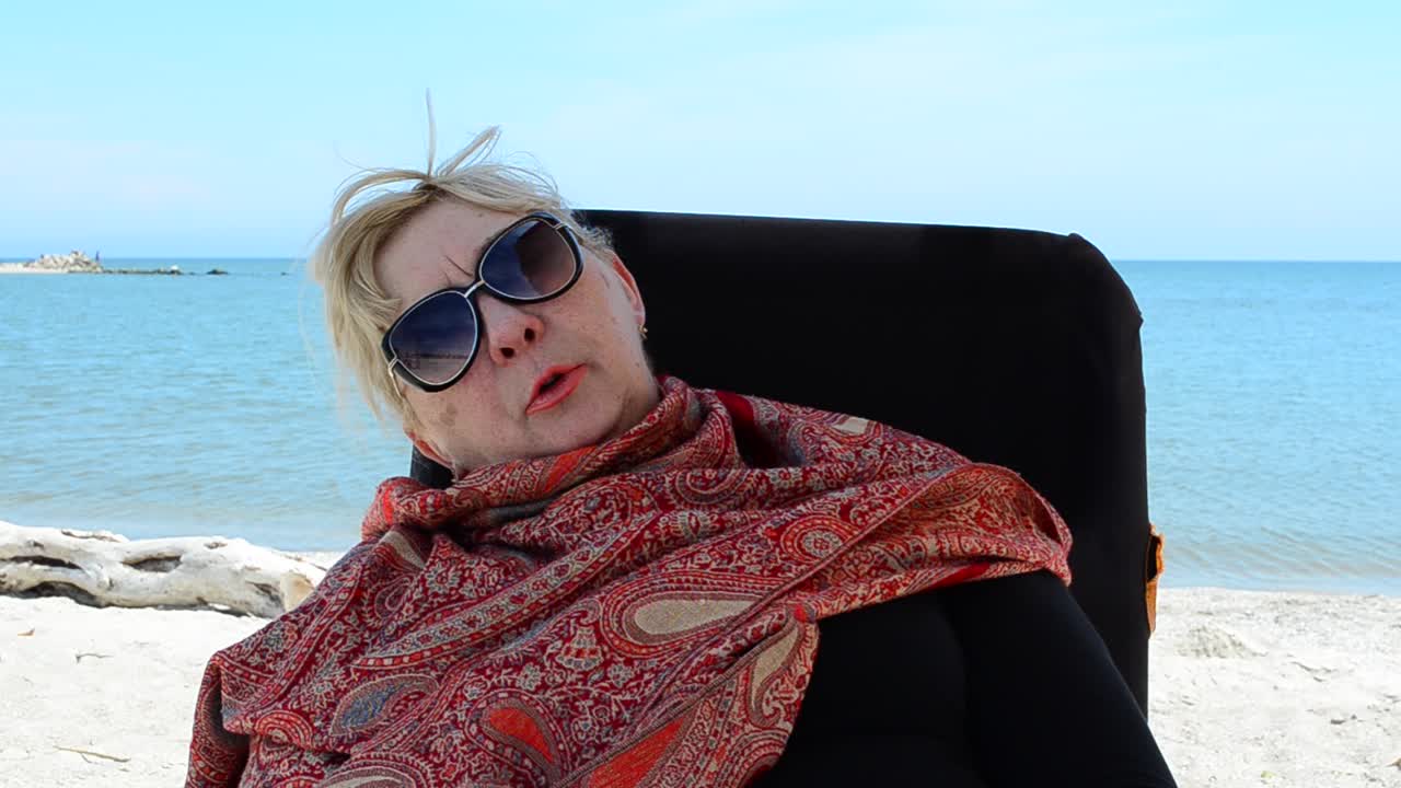 Riposo in spiaggia. Scatto della donna contro il cielo.