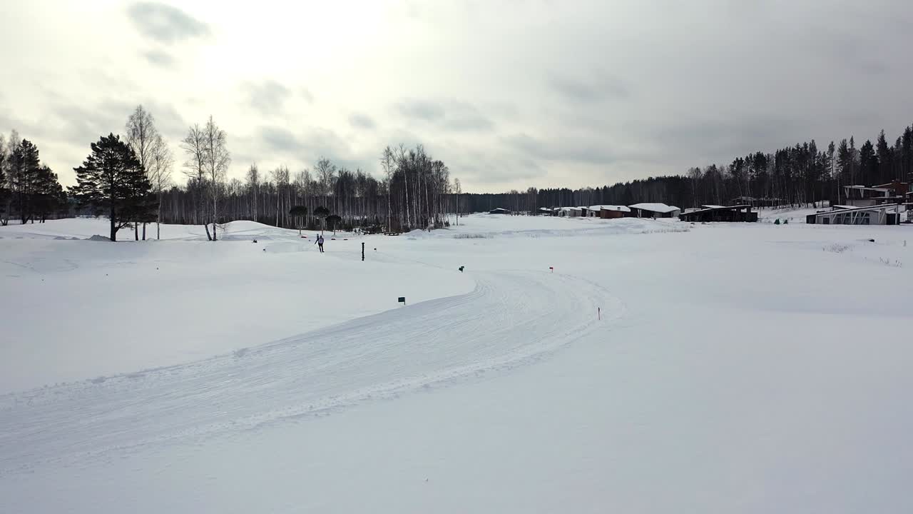 겨울 풍경 에서 크로스컨트리 스키 를 타는 것